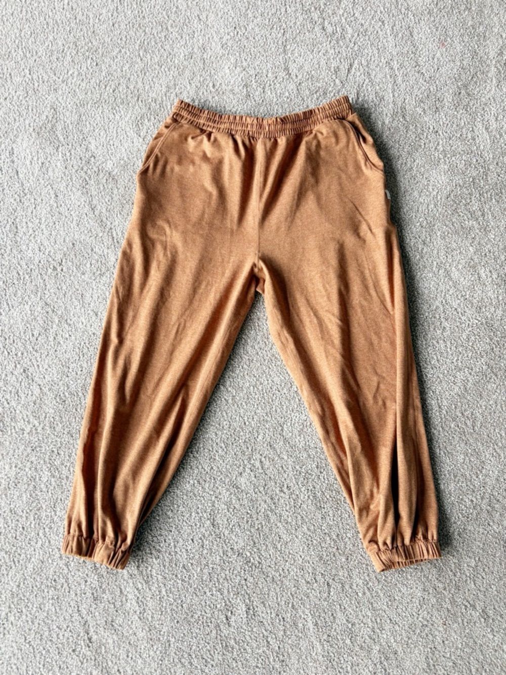 Vuori Boyfriend Mid Rise Ankle Crop DreamKnit Jogger Pants Brown Camel Heather